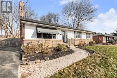 ANCASTER BUNGALOW on a huge 75 X 150 ft. lot. Nestled amongst million Plus dollar homes!3 + 1 Bedroo...