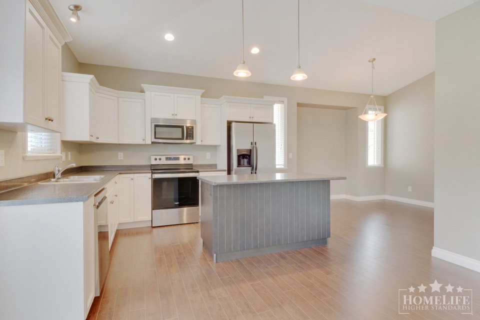 Comfortable & Spacious 3 Bed, 1 Den, & 2.5 Bath - Upper 2 floors 5