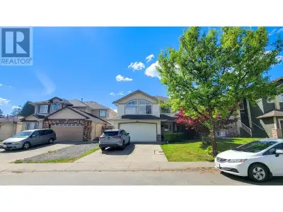 Amazing two-level home located in a valuably family-oriented neighbourhood. Main level features larg...
