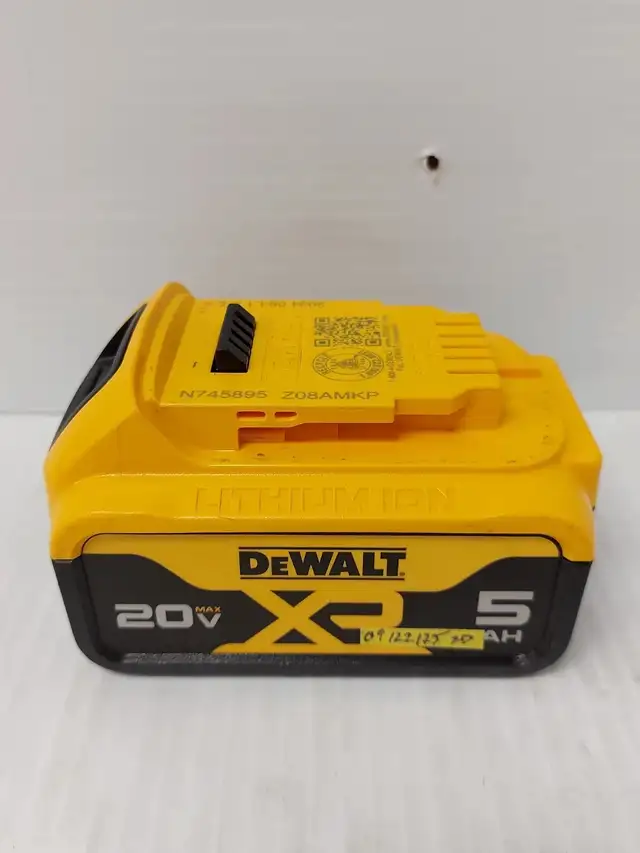 (92233-2) DeWalt DCB205 Battery in Power Tools in Calgary - Image 3