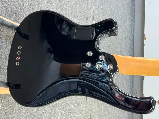 Schecter Stargazer-4 Electric Bass in Guitars in Oakville / Halton Region - Image 2