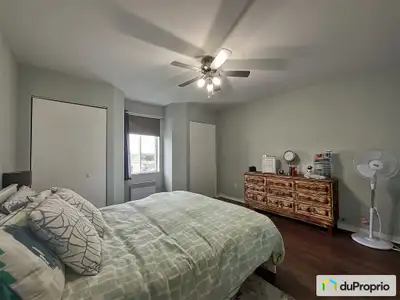 Traduction automatique Condo au dernier étage spacieux, lumineux et idéalement situé ! Bienvenue dan...