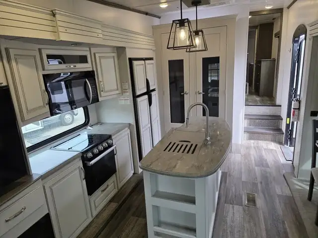 2022 Keystone RV Cougar Premium 355FBS in Travel Trailers & Campers in Penticton - Image 13