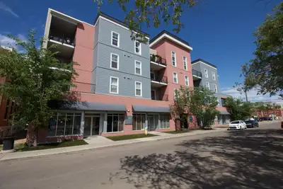 Whyte Ave 2 Bed 2 Bath Top Floor Underground Parking