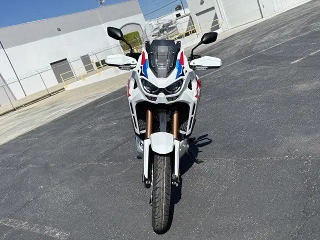  2025 HONDA AFRICA TWIN ADVENTURE SPORTS ES DCT 1000CC-WHITE! in Street, Cruisers & Choppers in Edmonton - Image 8
