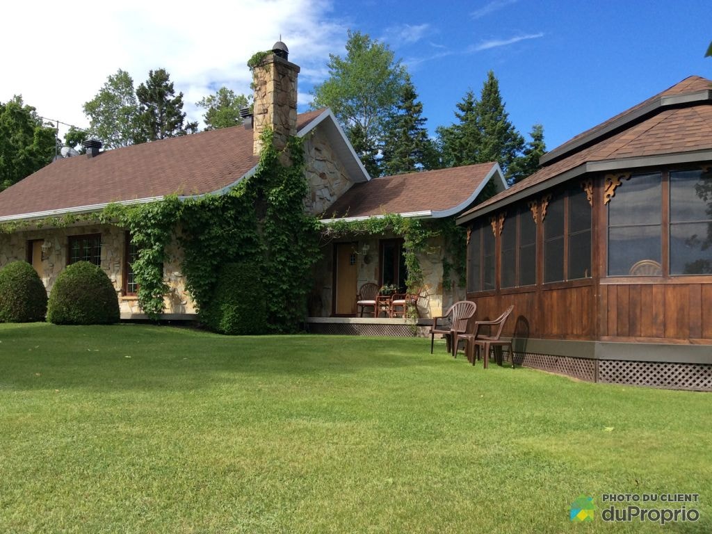 $850,000 - Villa for sale in Baie-St-Paul — photo 1