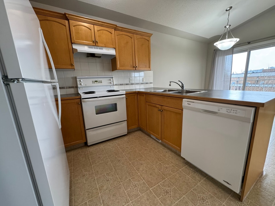 Spacious 2 Bed Apt with Covered Parking - Small Pet Friendly! 2