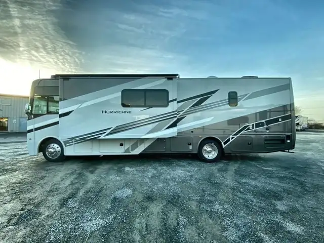 2025 Thor Motor Coach Hurricane 34R in RVs & Motorhomes in Bedford - Image 7