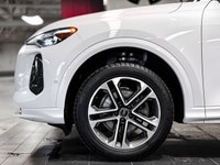 The 2025 Audi Q5 Progressiv marks the debut of the third-generation model, featuring a complete exte... (image 8)