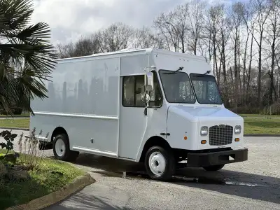 This 2017 Freightliner MT45 step van is equipped with a 6.0L V8 engine paired with an automatic tran...