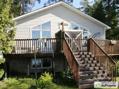 Maison quatre saisons en bord de lac avec chalet entièrement meublé en prime, sur un acre niché dans...