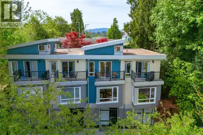 AN AMAZING BUY. Enjoy convenience and natural beauty in this stylish 2 story contemporary townhouse...