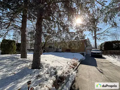 Bungalow tout en briques, 2200 pieds carrés sur deux niveaux entièrement aménagés, lumineux et bien...