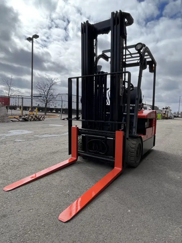 Toyota 3-wheeler 4000 lbs Capacity with 3 stage with side-shift in Heavy Equipment in Mississauga / Peel Region - Image 6