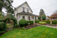 POTENTIAL SUBDIVIDE & DEVELOP MULTI UNITS CHARMING HERITAGE HOME