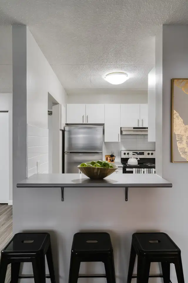 Colony Square - 2 Bedroom 1 Bath Apartment for Rent in Long Term Rentals in Winnipeg - Image 2