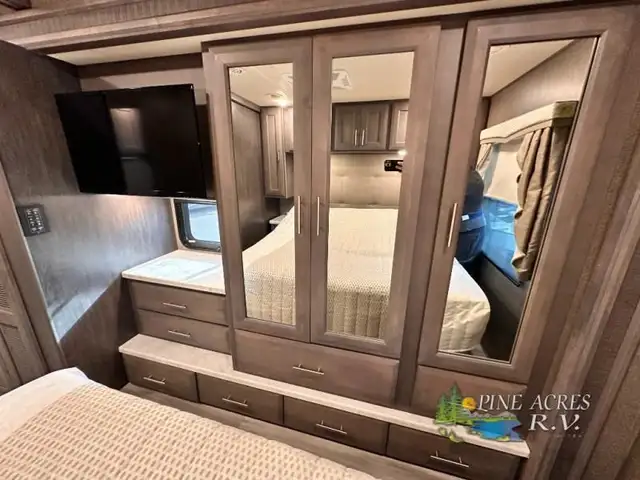 2022 Thor Motor Coach Challenger 35MQ only 6,310 Miles in RVs & Motorhomes in Moncton - Image 50