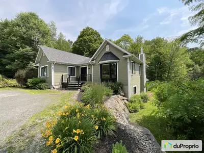 Superbe plain-pied de 3400pc habitable en considérant l'espace qu'offre aussi le sous-sol en rez-de-...