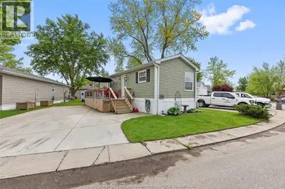 Bright and welcoming, this meticulously maintained mobile ranch in Viscount Estates offers comfortab...