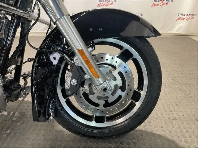 2009 Harley-Davidson Street Glide CANADIAN HARLEY/LOW KM/SERVICE in Sport Touring in North Bay - Image 13