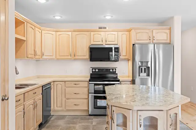 NO CONDO FEES Gorgeous Townhome w Realtor® Tamara Cromarty in Houses for Sale in Whitehorse - Image 10