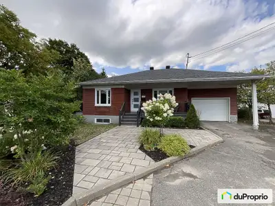 Bungalow avec garage entièrement rénové et très bien entretenu à vendre situé à proximité de tous le...
