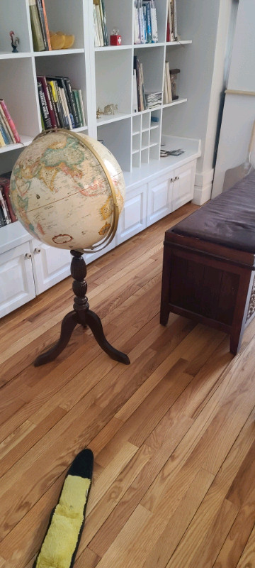 16" globe with stand. in Home Décor & Accents in London - Image 2