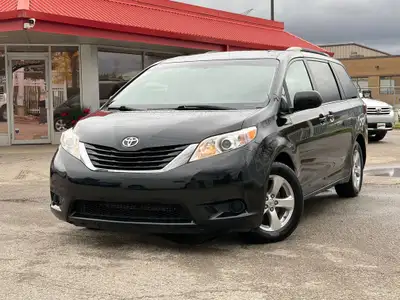 ACCIDENT FREE ! CARFAX VERIFIED 1 OWNER TRADE IN ! LE 8 PASSENGER FRONT WHEEL DRIVE loaded with Dual...
