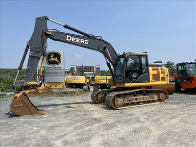 Hours: 3958 | Location: Bedford, NS, CA | Attachments: Aux Hydraulics; Buckets: w/ Bucket; Attachmen...