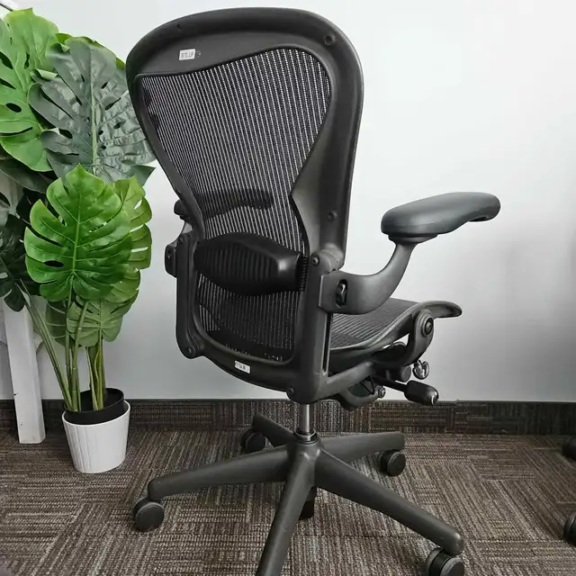 Herman Miller Aeron size b ergonomic office chair FREE DELIVERY in Chairs & Recliners in City of Toronto - Image 3