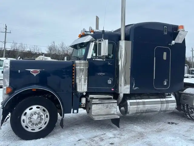 2003 PETERBILT 379 in Heavy Trucks in Ottawa - Image 9