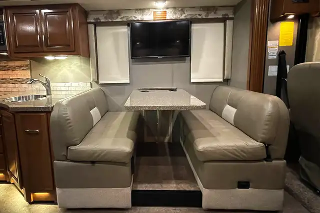2018 Holiday Rambler Admiral 30U – Pre-Owned Class A Motorhome.  in RVs & Motorhomes in Red Deer - Image 23