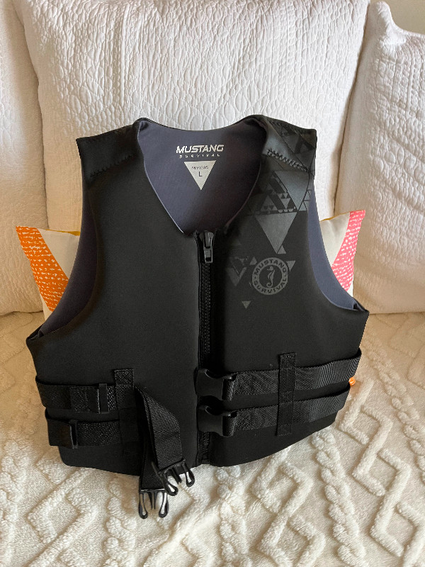 Mustang Lifejacket in Water Sports in Kitchener / Waterloo - Image 2