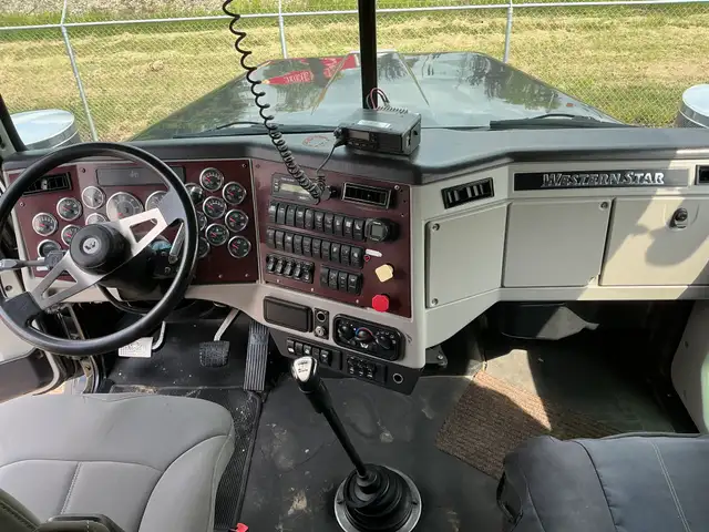 2014 Western star 4900 SB Tri-Drive Sleeper Truck Tractor in Heavy Equipment in St. Albert - Image 5
