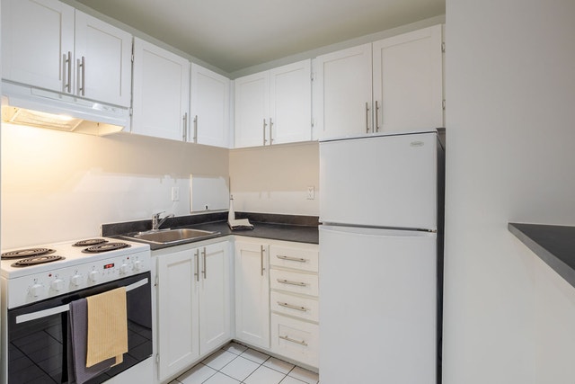 1530 av. Dr Penfield — photo 1