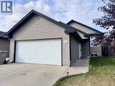 Opportunity knocks in Parkview!This 1000 sq ft bi-level offers 5 bedrooms and 3 full bathrooms with...