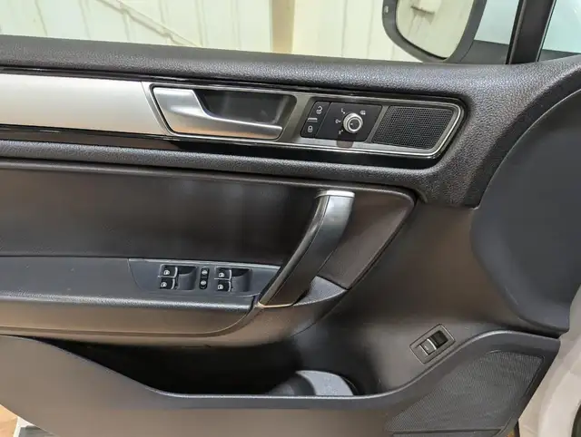 2015 Volkswagen Touareg 3.6L Comfortline Bluetooth | Heated S... in Cars & Trucks in Calgary - Image 26
