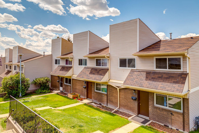 Townhomes with In Suite Laundry - South Ridge Townhomes - Townho in Long Term Rentals in Edmonton