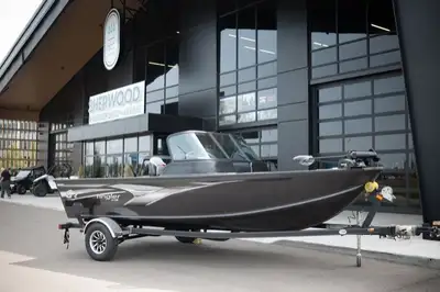 Includes Yamaha 115hp Vmax Engine & Trailer. Factory Options: Hydraulic Steering Terrova 80 Air Ride...