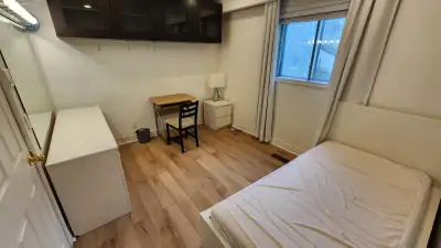 VERY QUIET, VERY CLEAN UPSTAIRS ROOM WITH A WINDOW FOR RENT IN SCARBOROUGH, FULLY FURNISHED WITH TV....