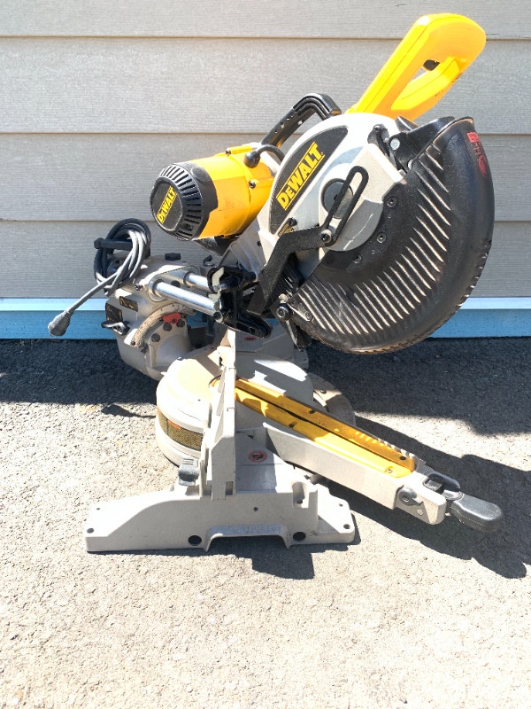 DeWalt 10" 15A Double Bevel Sliding Compound Miter Saw M(DW717