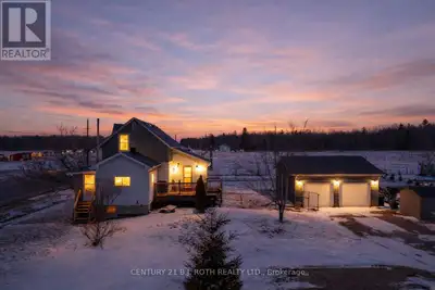 Welcome to 1006 Flos Rd 4 East! Ideally located just outside of Elmvale and only 12 minutes to Barri...