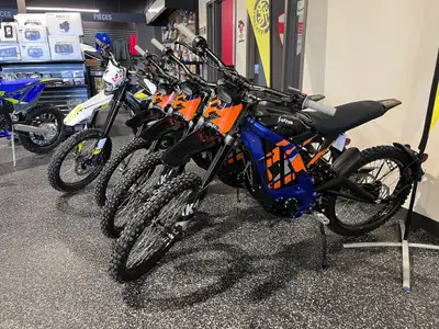 Le Surron Light Bee 2024 est la référence des motos électriques légères hors-route : rapide, silenci...