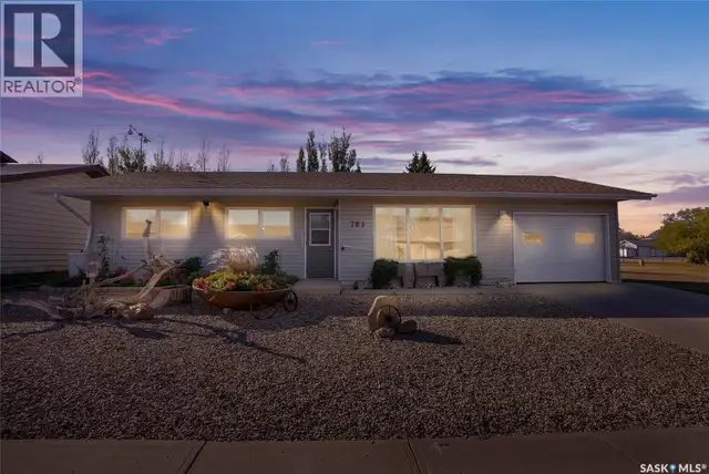 704 Leeville DRIVE Assiniboia, Saskatchewan in Houses for Sale in Moose Jaw - Image 2