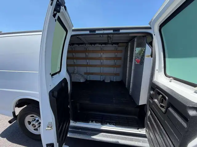 2017 GMC Savana5352715857382707214