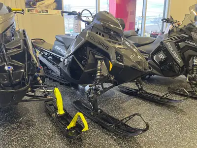 Motoneige Polaris 850 PRO RMK Slash 165 2.75 SERIE 8 Couleur : Noir brillant / Gris ombré Démarrage...