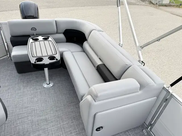 2026 Sun Tracker Party Barge 20 DLX pontoon boat in Powerboats & Motorboats in Prince Albert - Image 28