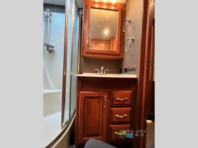 2013 Fleetwood RV Discovery 40X Diesel 057,684 Miles in RVs & Motorhomes in Moncton - Image 40