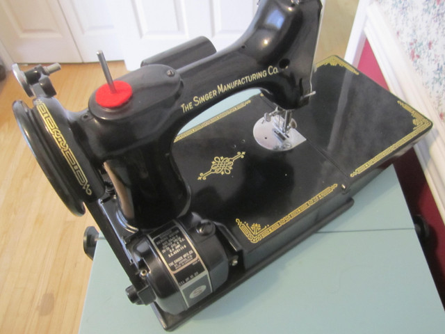 SINGER FEATHERWEIGHT SEWING MACHINE MODEL #221 in Hobbies & Crafts in St. Catharines - Image 3