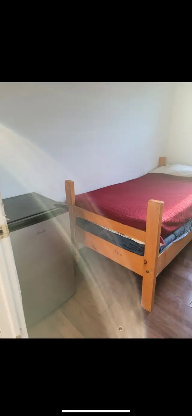 Room for rent $400 At 1650 3rd ave e, OwenSound in Room Rentals & Roommates in Owen Sound - Image 3